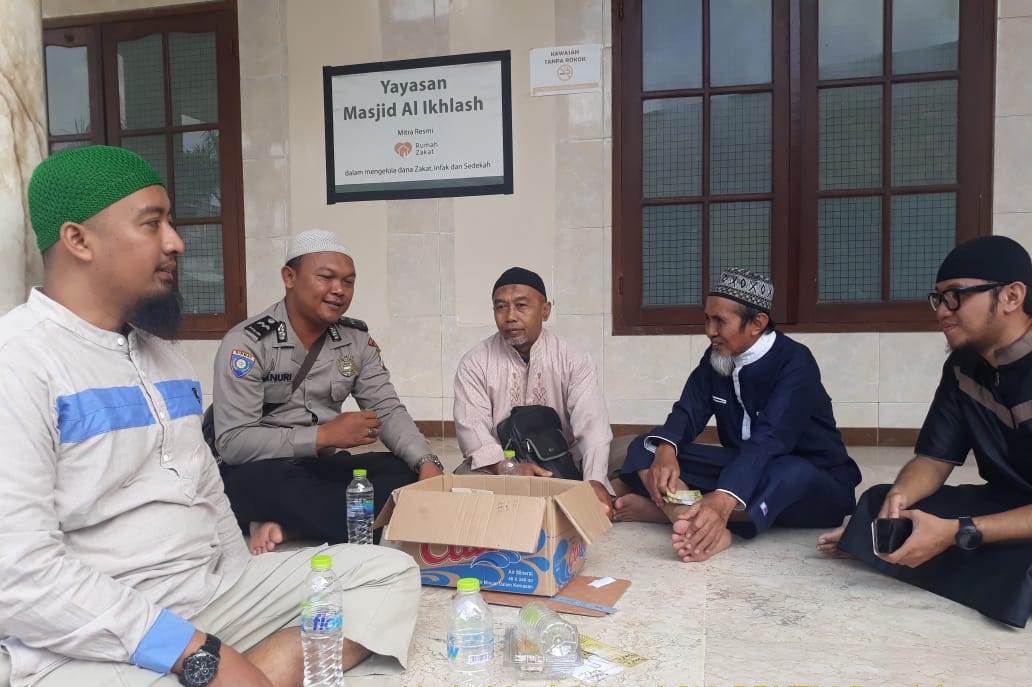 Babinkamtibmas Perak Barat Sampaikan Pesan Jaga Kerukunan ke Pengurus Masjid