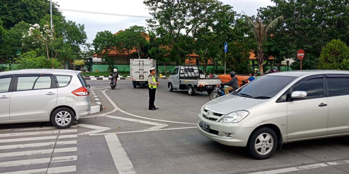 Unit Lantas Polsek Kenjeran Gelar Pengaturan Sore, Antisipasi Kepulangan Pekerja