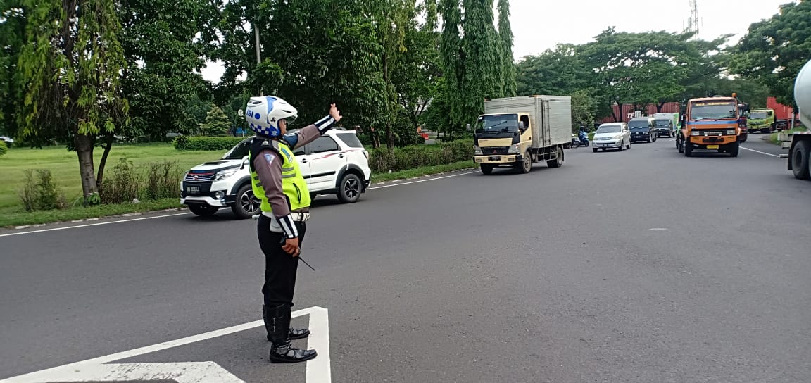 Satlantas Polres Tanjung Perak Lakukan Pengaturan Sore Beri Pelayanan Masyarakat