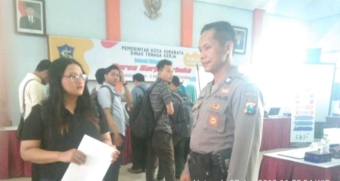 Babinkamtibmas Takal Kedinding Berikan Pesan-Pesan Positif Ke Para Pengunjung Bursa Kerja
