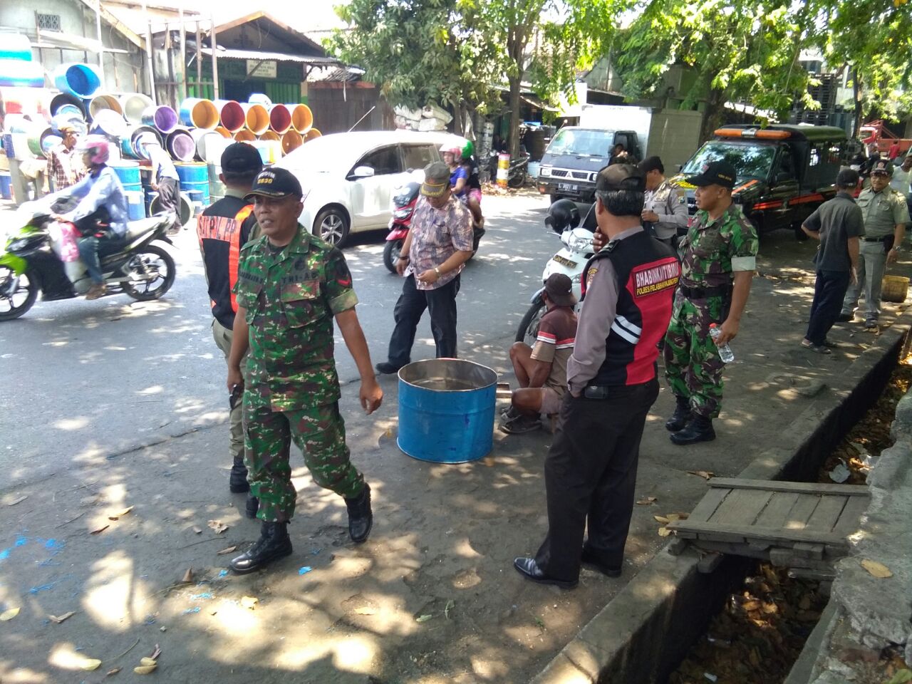 Babinkamtibmas Bongkaran Kawal Penertiban PKL di Jalan Waspada