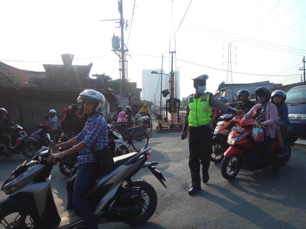 Polsek Asemrowo Atur Lalu Lintas Sore, Cegah Kemacetan