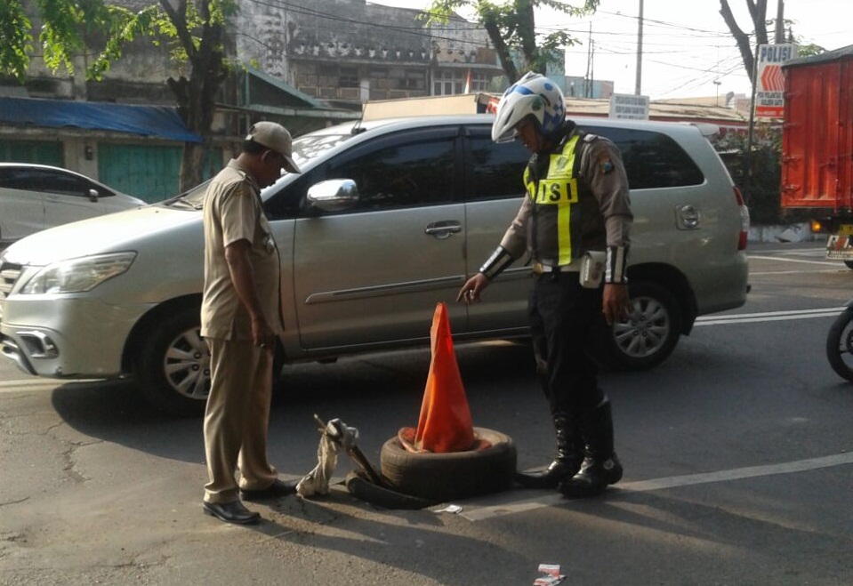 Hindari Kecelakaan, Satlantas Polres Tanjung Perak Tutup Lubang Ditengah Jalan