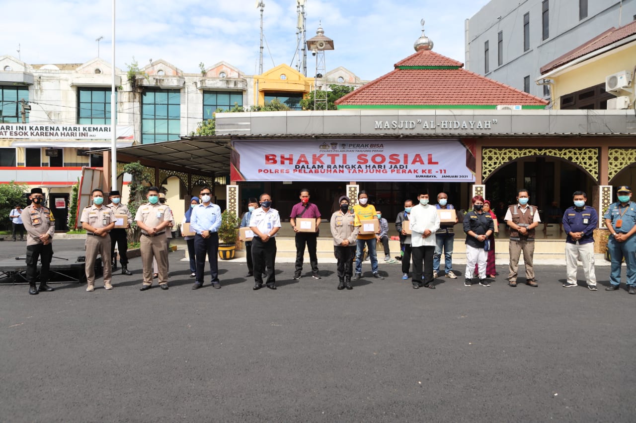Peringati HUT Ke 11, Polres Tanjung Perak Bagikan 1.600 Paket Sembako Ke Sekitar Mako
