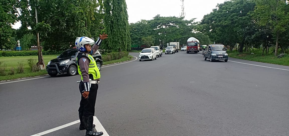 Atur Lalu Lintas Sore, Satlantas Polres Tanjung Perak Berupaya Mencegah Kemacetan