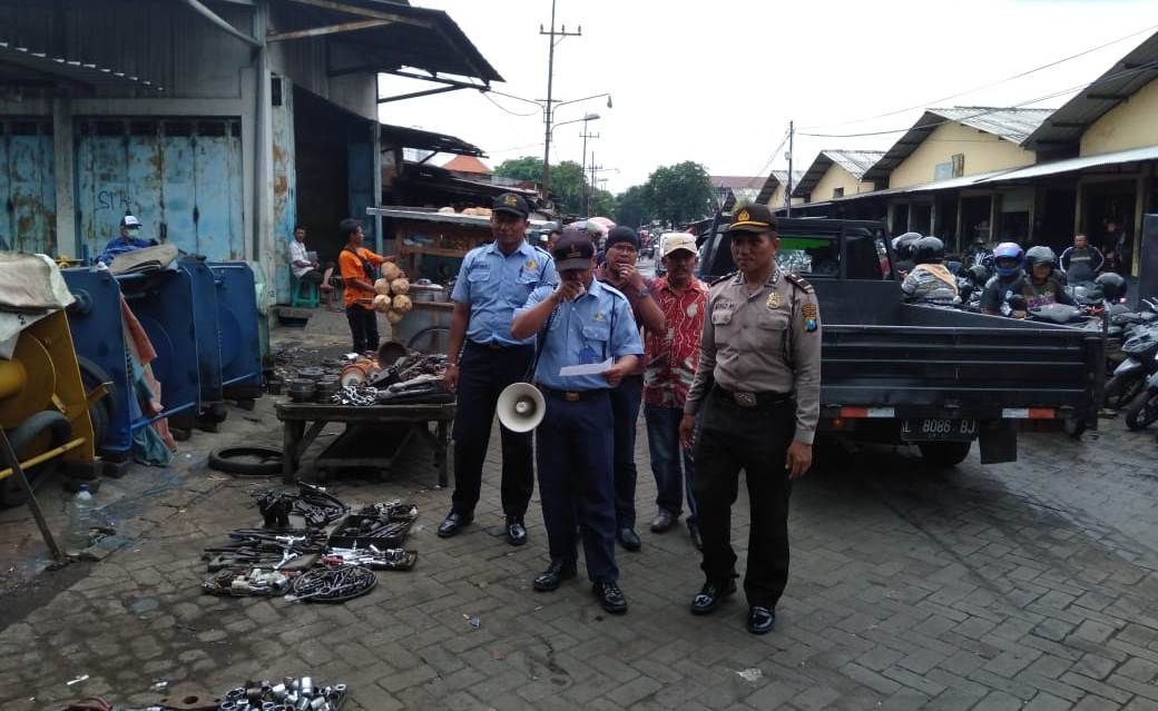 Polsek Asemrowo Sampaikan Pesan Kamtibmas ke Pedagang Pasar Loak
