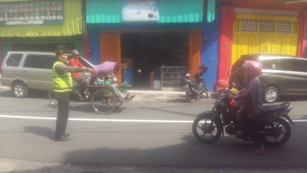 Polsek Pabean Cantikan Lakukan Pengaturan Sore Diikuti Penindakan Pelanggar