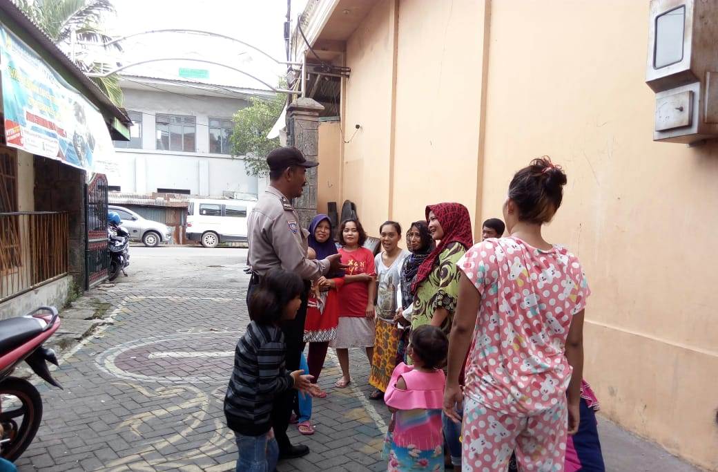 Babinkamtibmas Perak Timur Sampaikan Himbauan Tertib Lalu Lintas ke Ibu-ibu