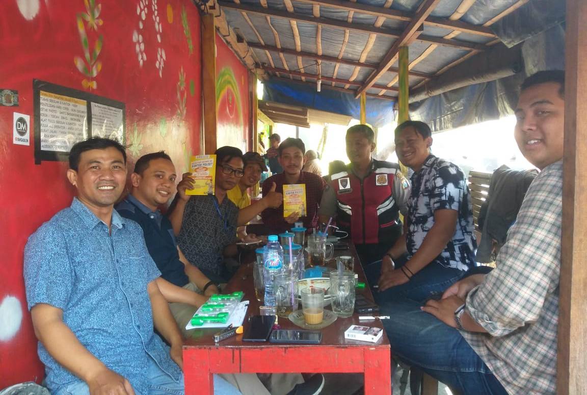 Babinkamtibmas Perak Utara Sosialisasikan SPKT Door To Door Lewat Acara Cangkrukan di Warung Kopi