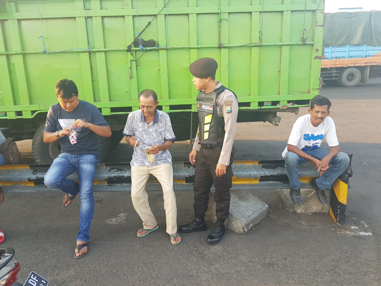 Personil Satsabhara Sampaikan Pesan Kamtibmas & Keselamatan Kepada Sopir Truk