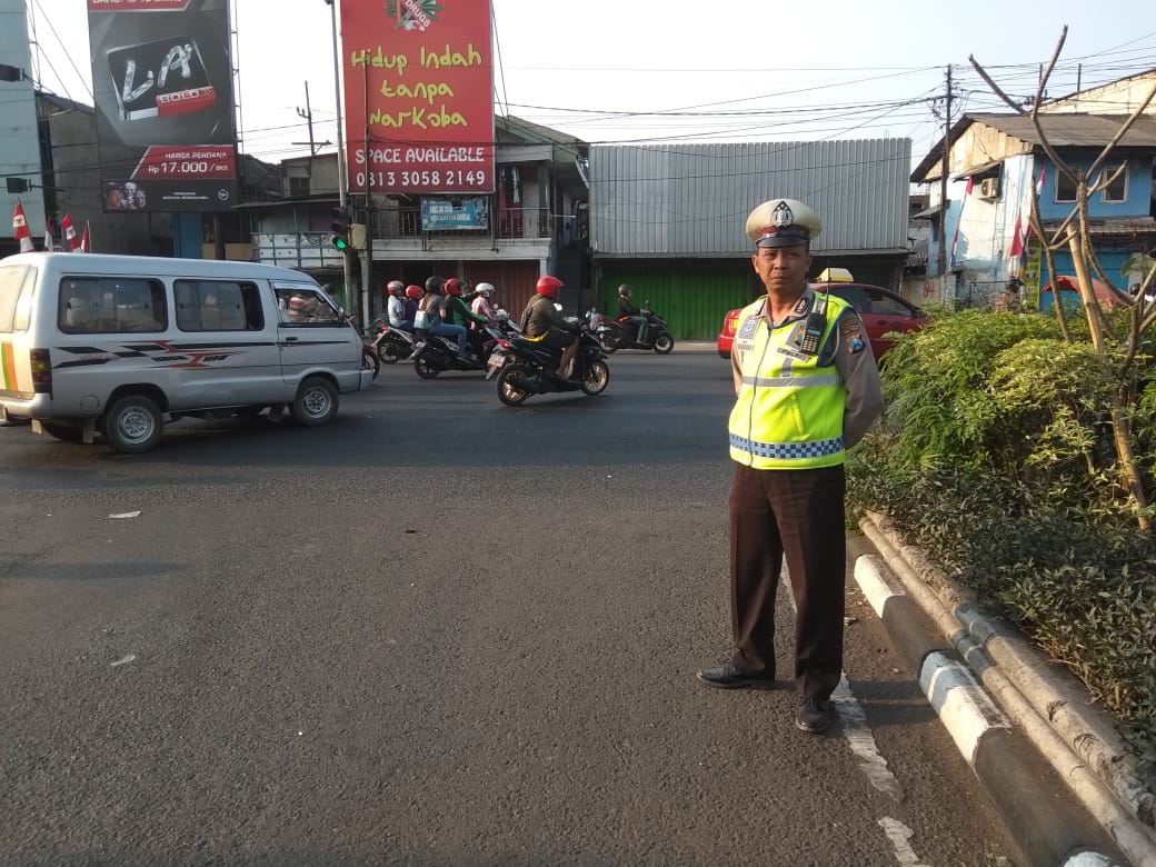 Bantu Masyarakat Pulang Kerja, Unit Lantas Polsek Krembangan Atur Lalu Lintas Sore