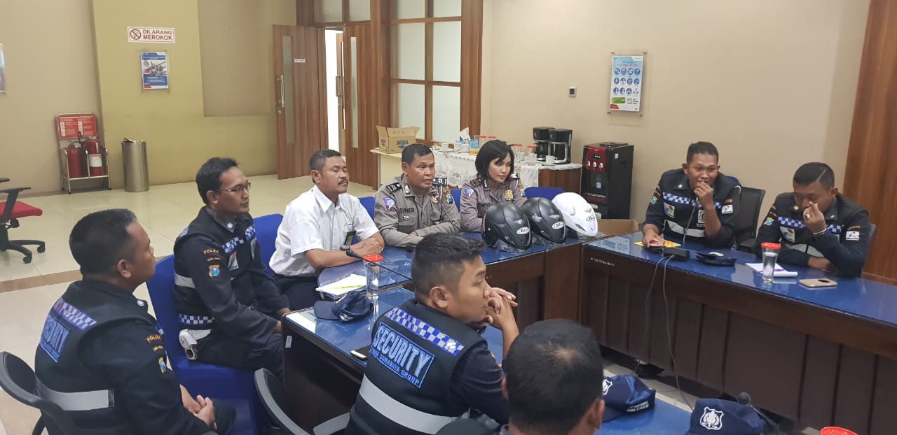 Satlantas Polres Tanjung Perak Sosialisasikan Tertib Lalu Lintas Kepada Petugas Sekuriti