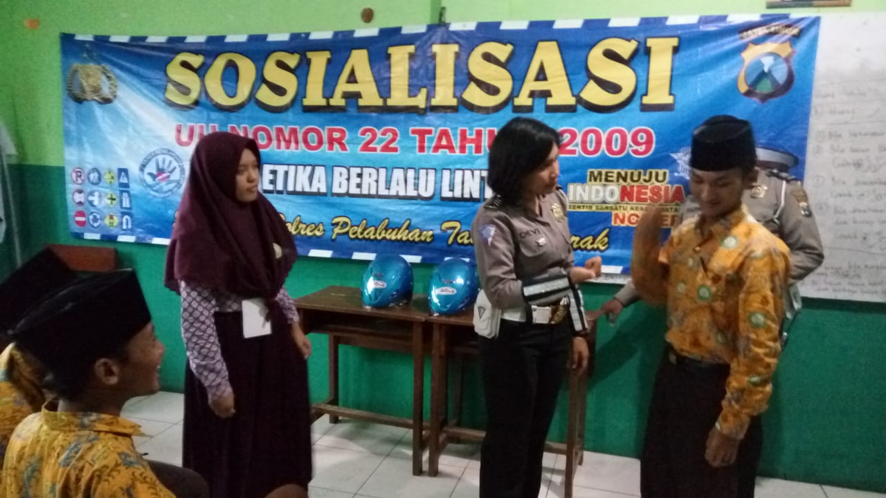 Satlantas Polres Tanjung Perak Sosialisasi UU Nomor 22 Tahun 2009 di Sekolah