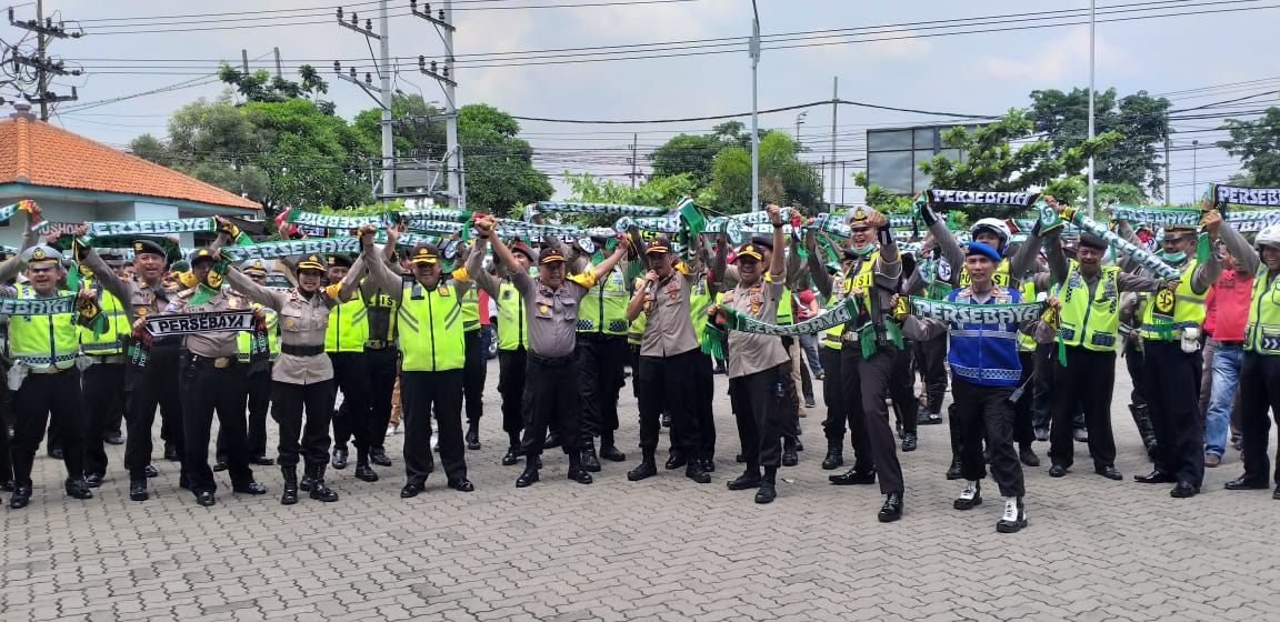 Kapolres Tanjung Perak Pimpin Apel Pengamanan Supporter Bonek