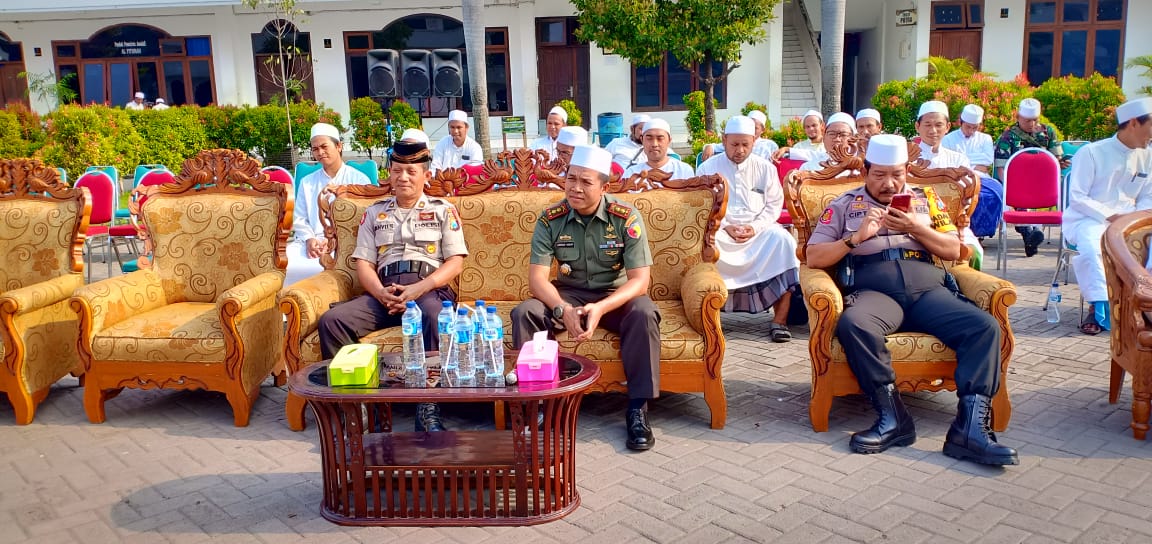 Polres Pelabuhan Tanjung Perak Berikan Penghargaan Kepada Santri Berprestasi