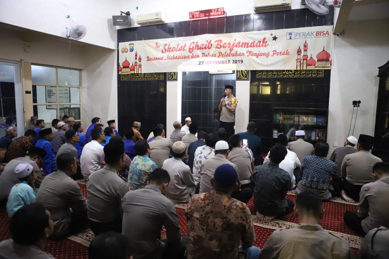 Peringati Tewasnya Mahasiswa Kendari, Polres Tanjung Perak Gelar Sholat Gaib Bersama Anggota BEM
