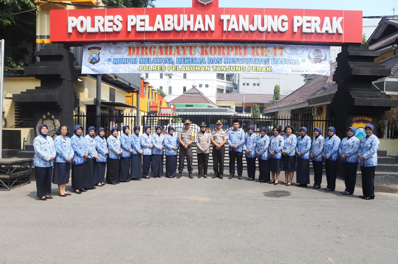 Peringati Hari Korpri, ASN Polres Tanjung Perak Sambang Anggota Yang Sakit