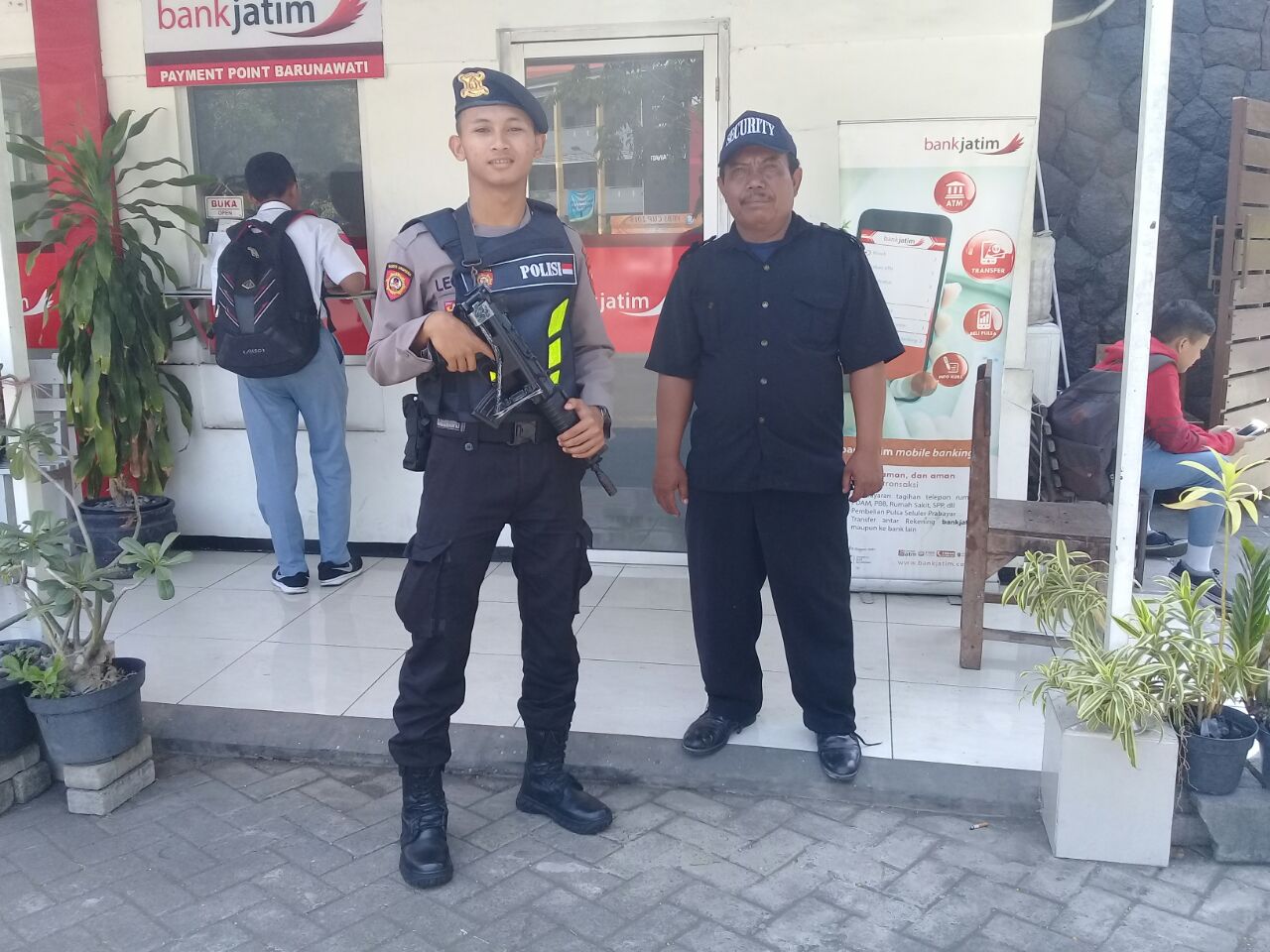 Unit Raimas Satsabhara Polres Tanjung Perak Patroli Dialogis ke Kantor Bank Jatim