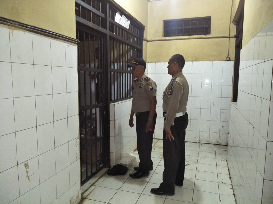 Antisipasi Tahanan Sakit, Polsek Kenjeran Laksanakan Pengecekan Rutin