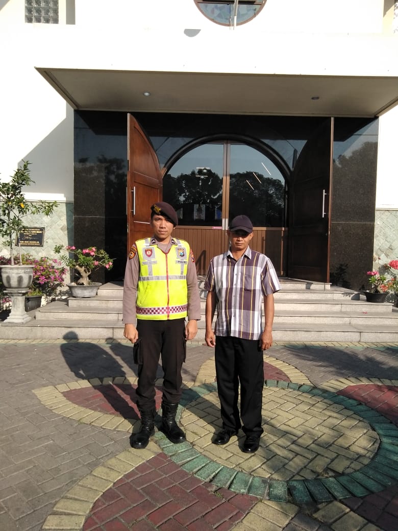 Pengamanan Kebaktian Minggu di Gereja Santo Mikael