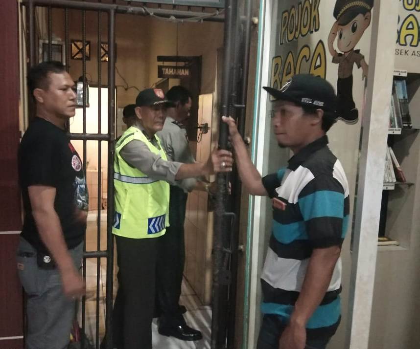Cegah Tahanan Melarikan Diri, Polsek Asemrowo Laksanakan Pengecekan Setiap Hari