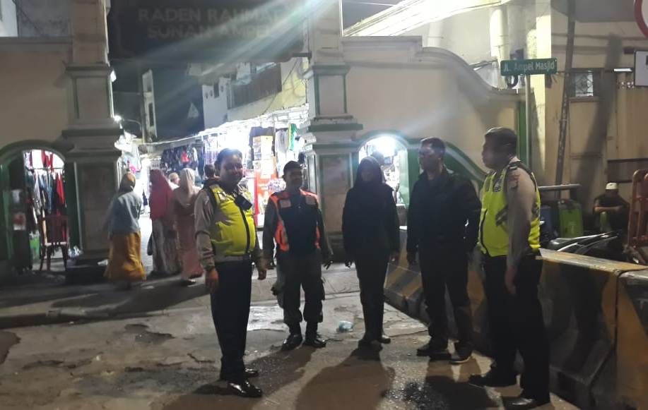 Polsek Semampir Lakukan Pengamanan Pengunjung Wisata Religi Ampel