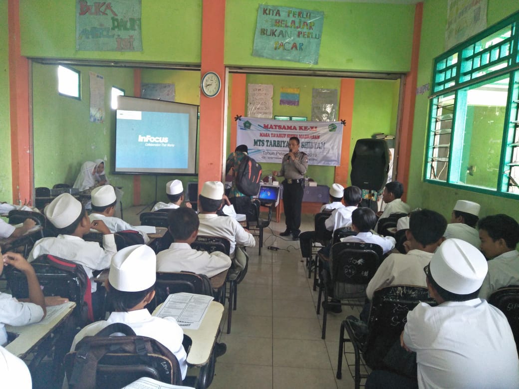 Polsek Asemrowo Beri Penyuluhan Tentang Kenakalan Remaja ke Siswa Mts