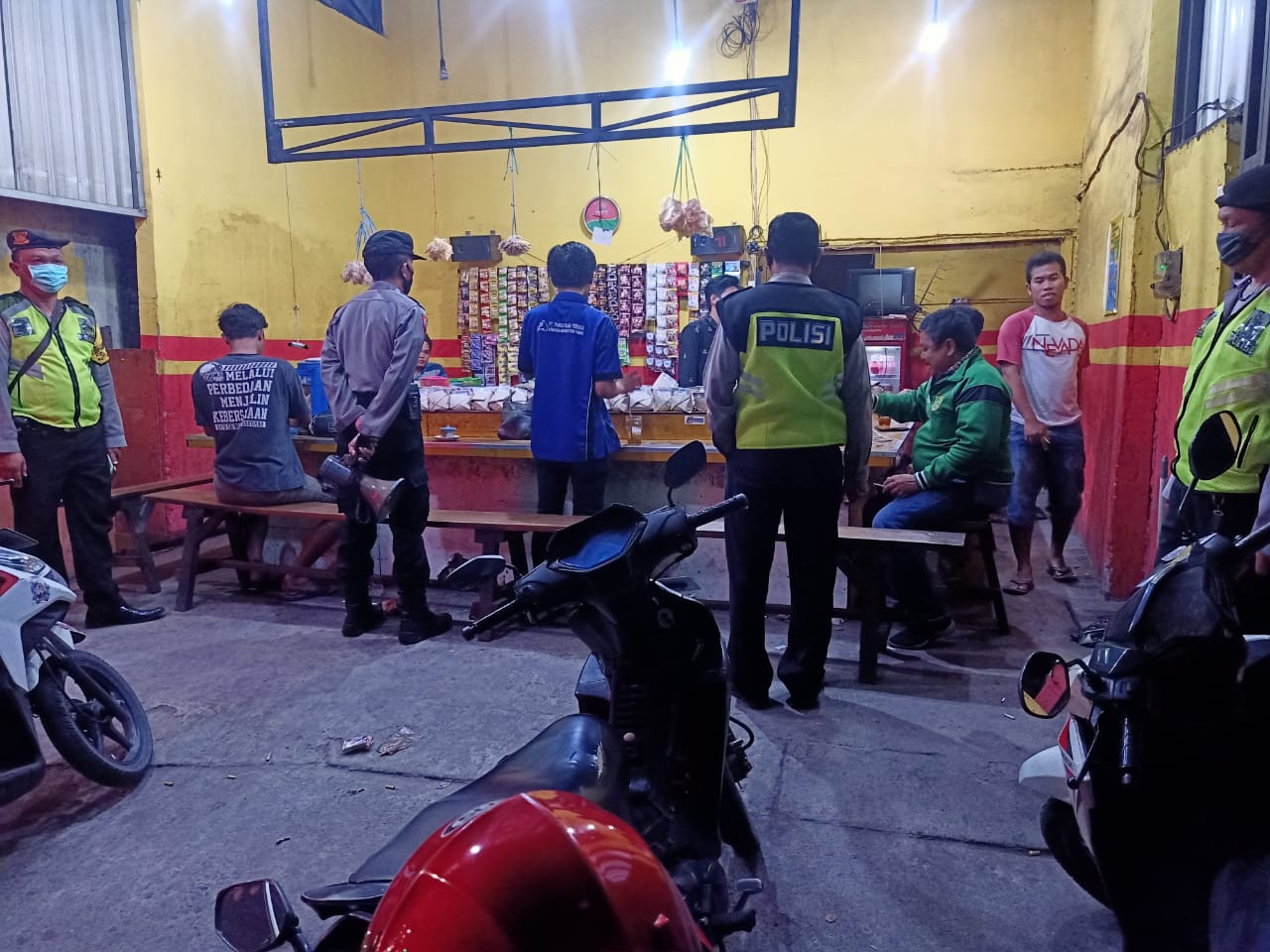 Polsek Krembangan Bubarkan Pengunjung Warkop Untuk Cegah Penularan Virus Corona