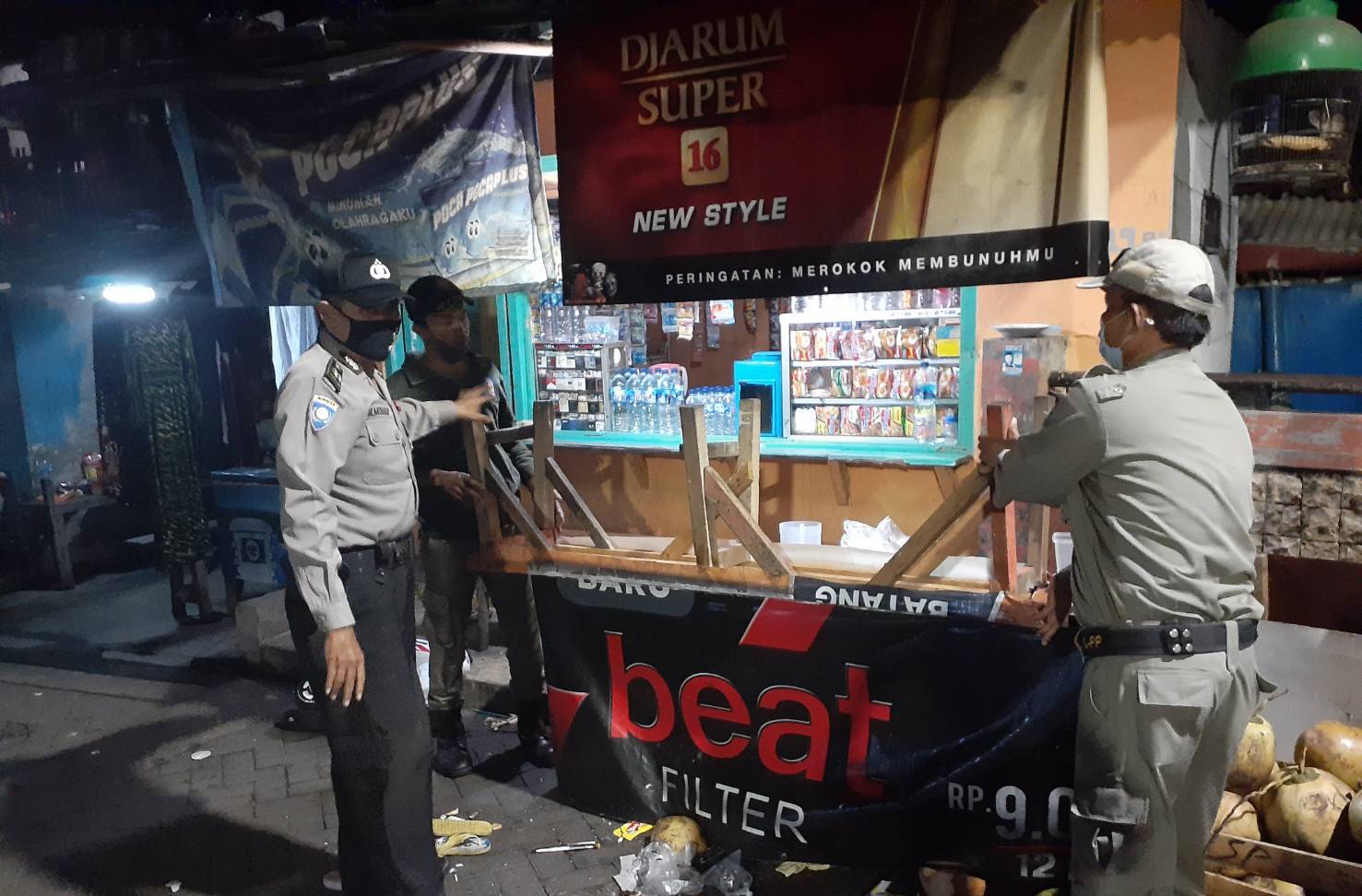 Babinkamtibmas Sidotopo & Satpol PP Patroli di Warung-Warung, Tegakkan Aturan Jam Malam