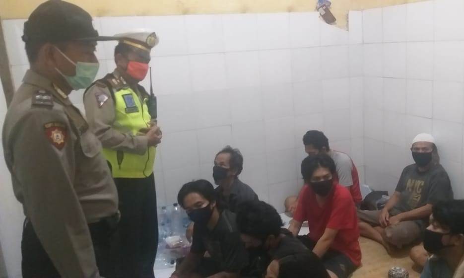 Antisipasi Tahanan Sakit, Polsek Asemrowo Lakukan Pengecekan Malam Hari