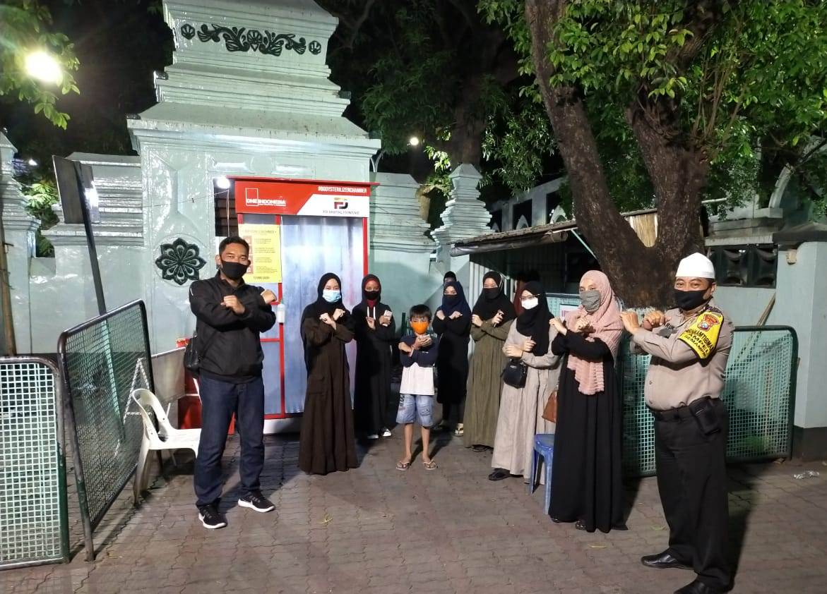 Babinkamtibmas Ampel Pantau Pelaksanaan Protokol Kesehatan Pencegahan Covid-19 di Makam Ampel