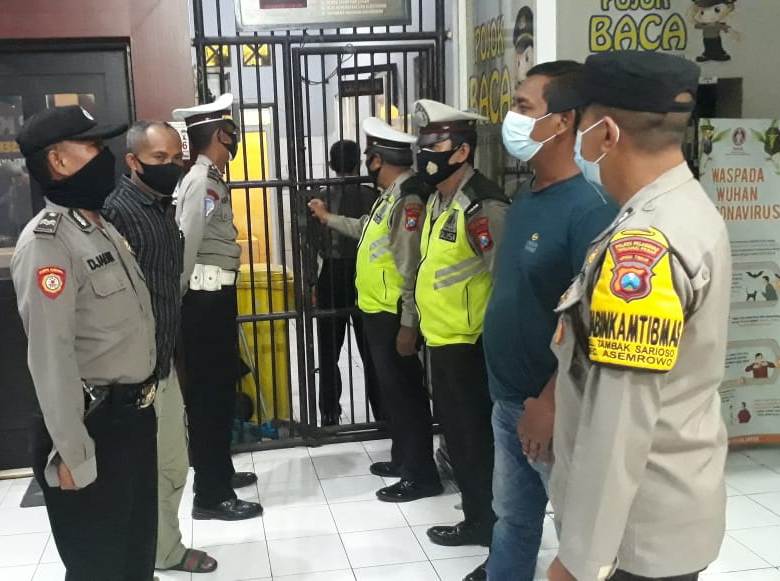 Polsek Asemrowo Lakukan Pengecekan Rutin Ruang Tahanan, Antisipasi Penyelundupan Narkoba
