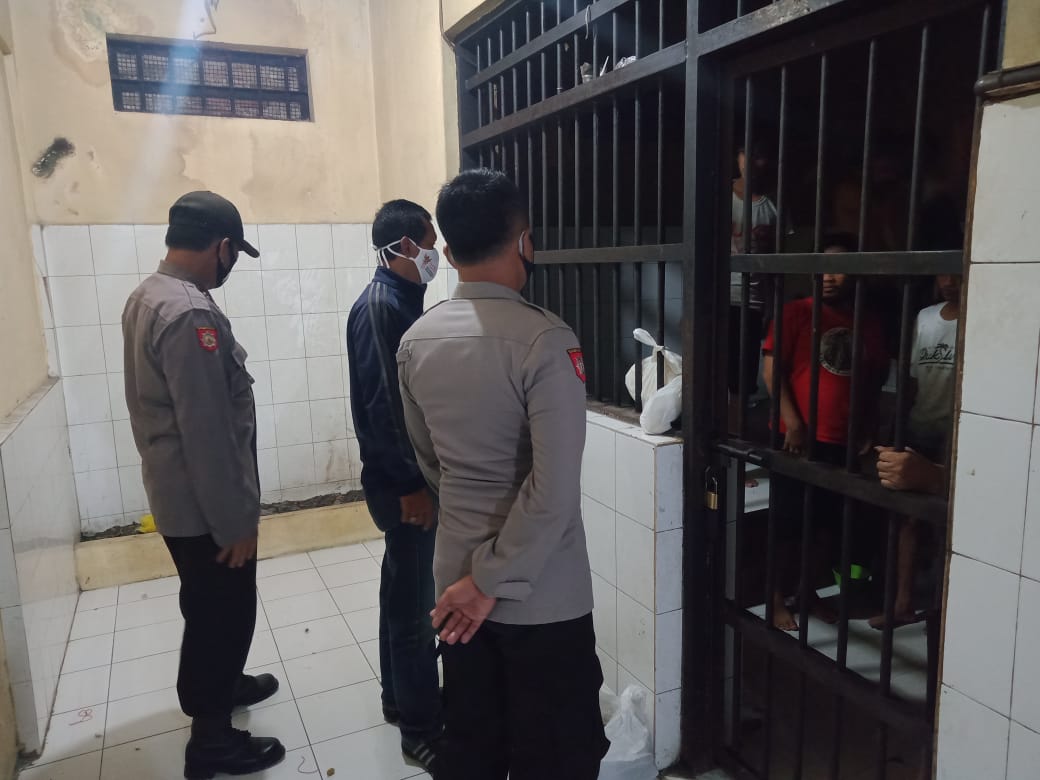 Antisipasi Barang Terlarang & Tahanan Melarikan Diri, Polsek Kenjeran Lakukan Cek Rutin Setiap Hari