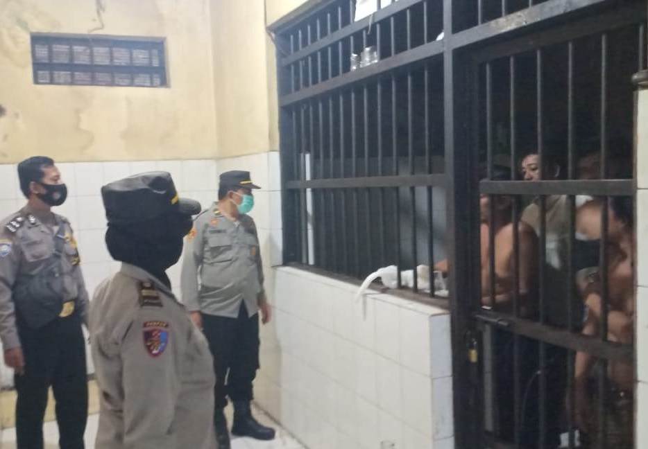 Antisipasi Tahanan Melarikan Diri, Polsek Kenjeran Laksanakan Pengecekan Rutin