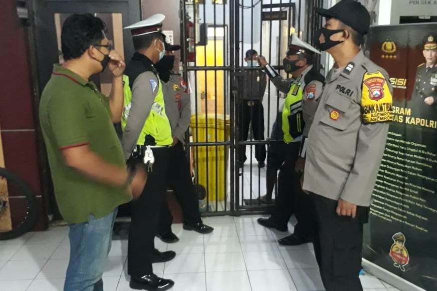 Polsek Asemrowo Gelar Pengecekan Rutin Ruang Tahanan, Antisipasi Barang-Barang Terlarang