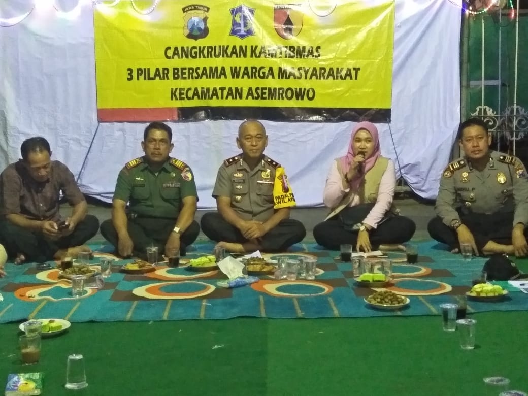 Kapolsek Asemrowo Titip Pesan Jaga Kerukunan di Acara Cangkrukan