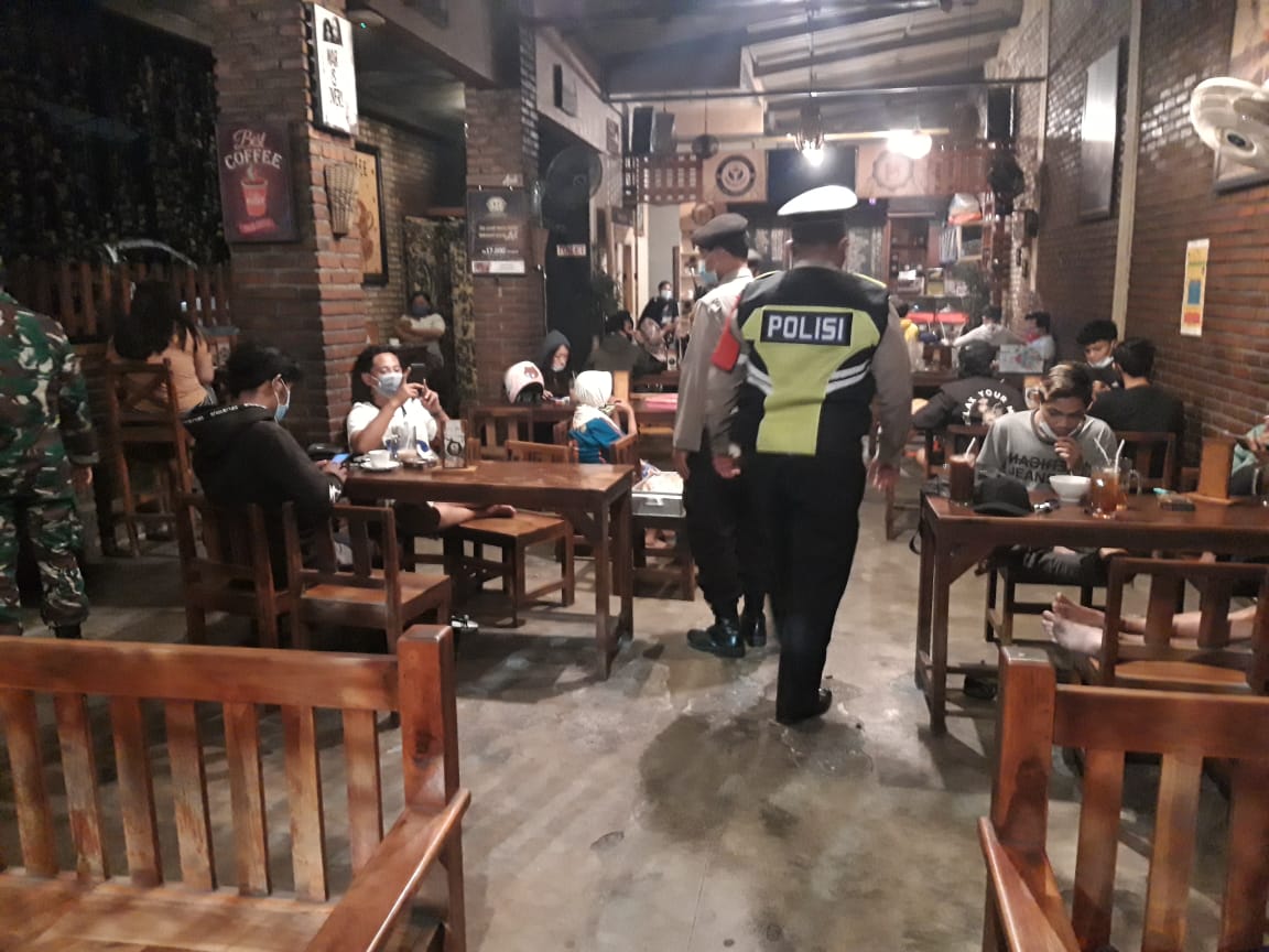 Polsek Krembangan Bersama Anggota Koramil Lakukan Operasi Yustisi PPKM di Warkop & Cafe