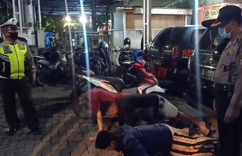 Polsek Asemrowo Bareng Linmas Lakukan Operasi Penertiban Masker Malam Hari, Amankan 10 Pengguna Jalan