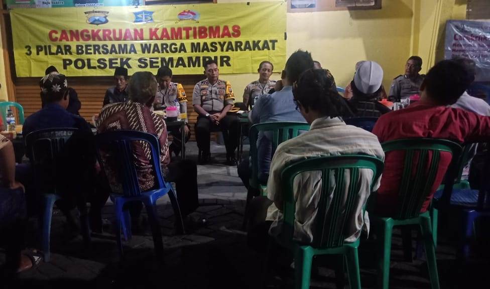 Wakapolres Tanjung Perak Pimpin Kegiatan Cangkrukan Polsek Semampir
