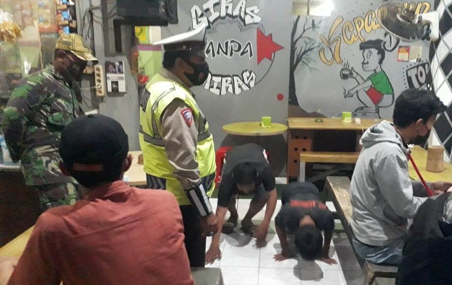 Bersama Instansi Samping, Polsek Asemrowo Gelar Operasi Jam Malam dan Penertiban Masker di Warkop-Warkop