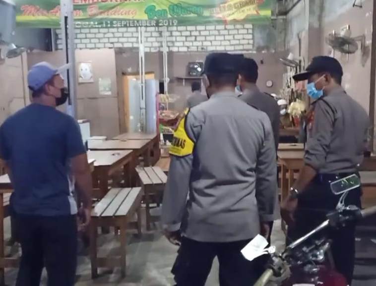Polsek Asemrowo Gelar Operasi Jam Malam, Sasar Warkop-Warkop Untuk Tekan Penyebaran Covid-19