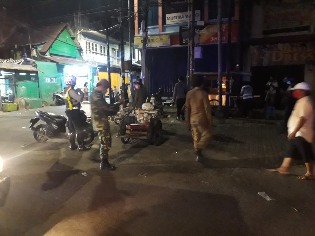 Polsek Semampir Gelar Operasi PPKM Darurat, Bubarkan Kerumunan di Warung-Warung
