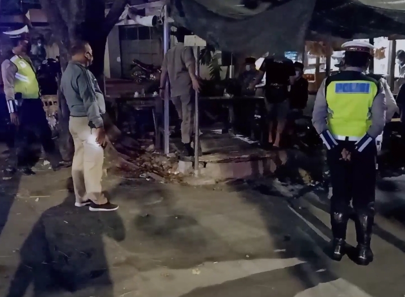 Polsek Asemrowo Gelar Operasi Pemberlakuan Jam Malam Sesuai Penerapan PPKM Darurat, Sasar Warung & Toko