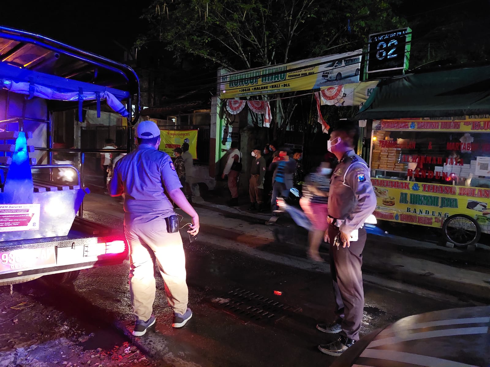 Polsek Kenjeran Gelar Operasi Pemberlakuan Jam Malam & Penertiban Masker di Jalan Kyai Tambak Deres
