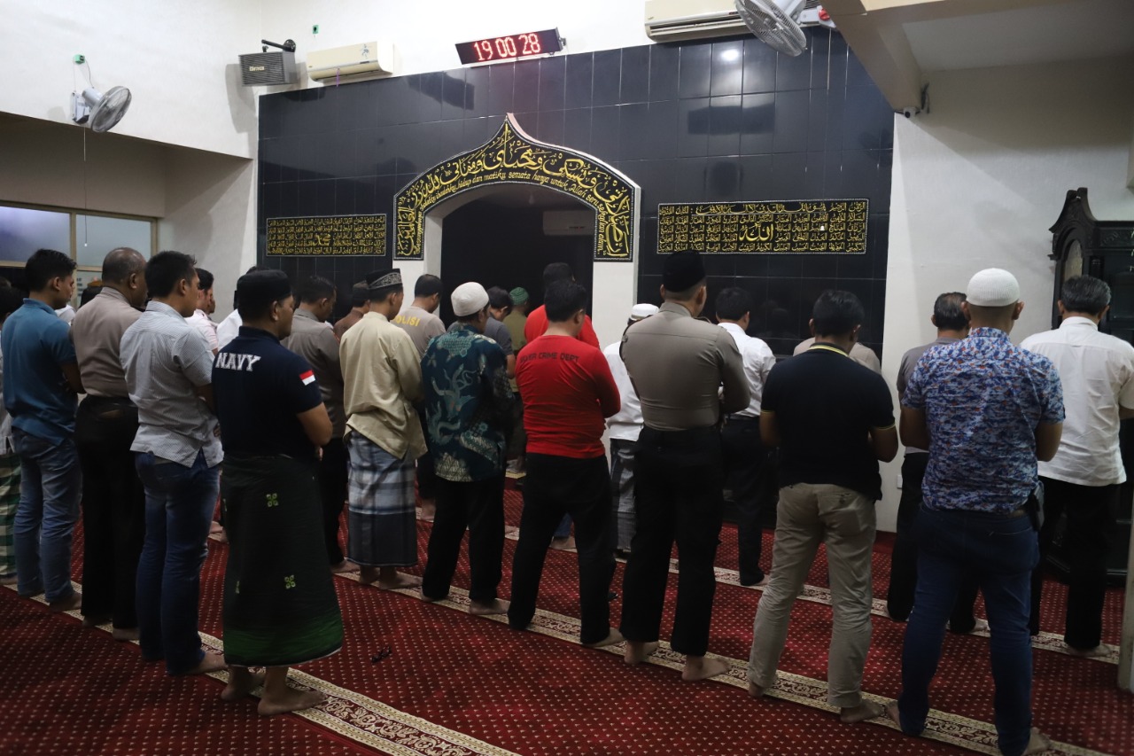Gelar Sholat Tarawih Berjamaah di Masjid Polres Tanjung Perak