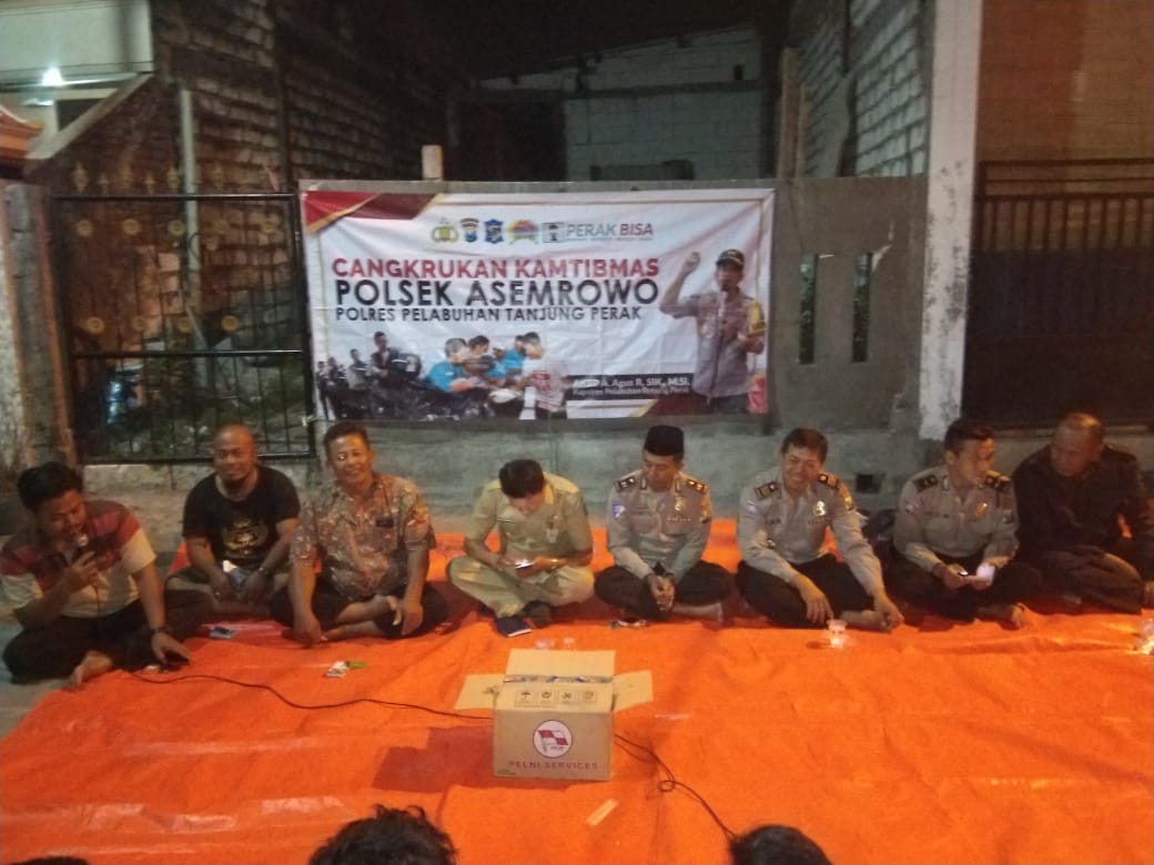 Polsek Asemrowo Sampaikan Program Unggulan di Acara Cangkrukan
