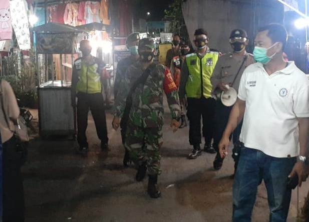 Polsek Krembangan Bareng Satpol PP Lakukan Penertiban Masker di Pasar Sore