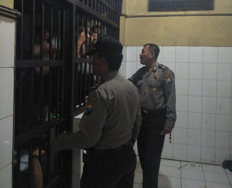 Polsek Kenjeran Gelar Apel Malam Lanjut Cek Tahanan