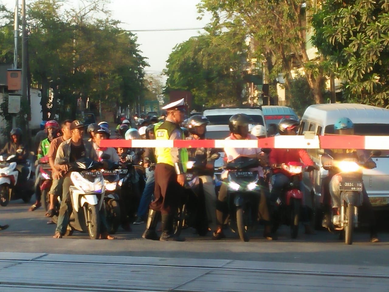 Polsek Asemrowo Beri Pelayanan Masyarakat Lewat Pengaturan Lalu Lintas Sore