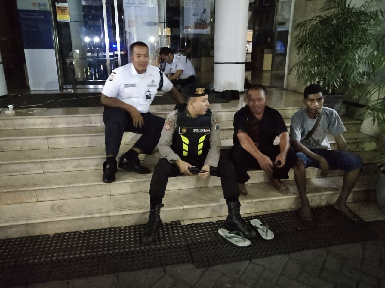 Satsabhara Polres Tanjung Perak Gelar Patroli Malam di Kantor Bank BNI